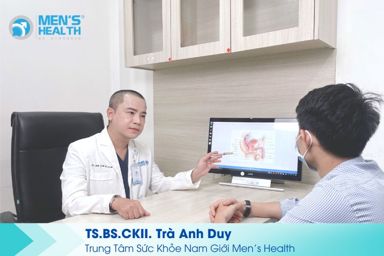TS.BS.CKII. Trà Anh Duy thăm khám cho bệnh nhân tuyến tiền liệt tại Trung Tâm Sức Khỏe Nam Giới Men’s Health